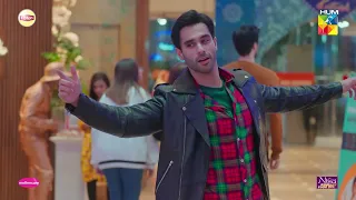 Beech Mall Mein SRK Wala Style...! #dananeermobeen #ameergilani - Very Filmy - HUM TV