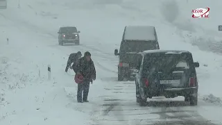 Şamaxıya yağan güclü qar səbəbindən avtomobillər yolda qalıb