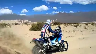 dakar 2011 - ayudando al de una moto en la duna