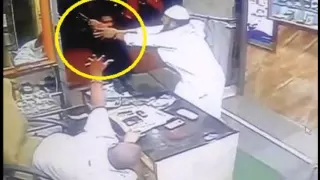 Mumbai Shopkeeper Attacked With Sword, Customer Saved Him(VIDEO)