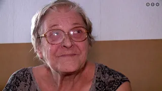 Drámai pillanatok: mentő vitte el a kilakoltatott idős nénit Káposztásmegyerről