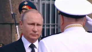 Путин принимает парад ВМФ в Санкт-Петербурге