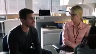 Arrow 1x03 - Oliver meets Felicity for the first time