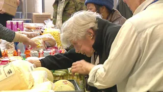 North Minneapolis residents lose grocery store, turn to food shelves