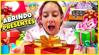 Abrimos os Presentes de Aniversário da Maria Clara - Clau Santana