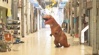 商店街やスタバにも出没！鳥取県西部で肉食恐竜「ティラノサウルス」の目撃情報相次ぐ