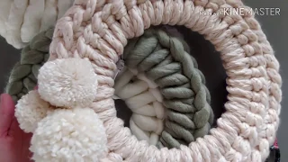 How to Make Chunky Crochet Wreaths // DIY Tutorial