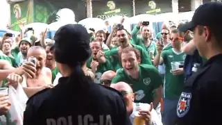 EURO 2012 song, Kibice z Irlandii podrywaja policjantkę.Irish supporters singing to hot