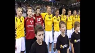 Latvijas Handbola izlase dzied himnu spēlē ar Vāciju