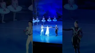 Солисты балета "Лебединое озеро" на сцене Челябинского театра Оперы и балета.