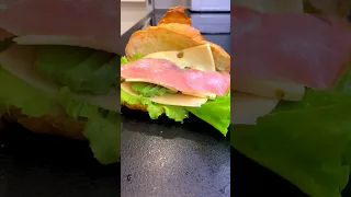 Сэндвич-круассан с красной рыбой 🥐