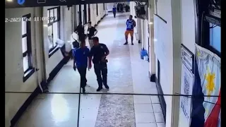 Pagtalon ng lalaking nakaposas sa city hall, sapul sa CCTV