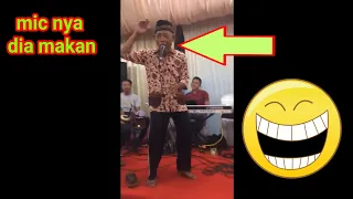 kakek VIRAL mic nyangkut di dalam mulut saat menyanyi