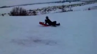 Sofie der kælker over en bakke.