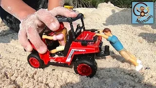Дети и машинки игрушки. Даня и Диана играют машинками на пляже. МанкиТайм