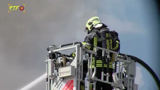 Brand in Industriegebäude in Metzingen - Warnung vor Brandgasen