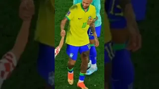 Neymar após derrota para Croácia é consolado por criança enquanto Tite some do campo .