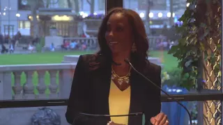 Holly Robinson Peete accepts 2016 Landmark College LD Luminary Award