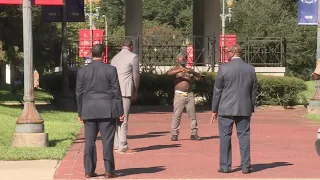 Police subdue man with machete in New Orleans