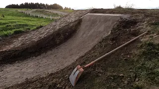 BUILDING A DIRT JUMP QUARTERPIPE TIMELAPSE - PREPARING THE JUMPS FOR WINTER EPISODE 1