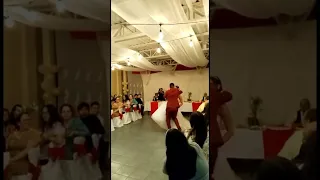 Boda llena de tradición: Jovenes novios danzan pie de cueca. #BodaTradicional #CuecasADomicilio