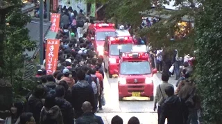 《東京消防庁》高尾山に山岳救助隊！登山者をかき分けながら緊急走行で入山する消防車とパトカー