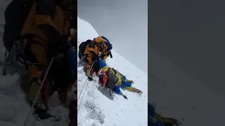 On the way to Mount Everest, congestion causes some people to lackTeammates can only watch him die.