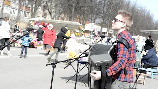 Парень круто отжигает на БАЯНЕ