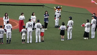 試合前セレモニーで立ち位置が違うことを紅林に指摘される初々しい茶野君