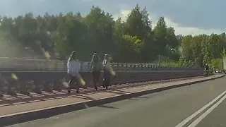 Gówniarzeria wyrzuca kubek na autostradę