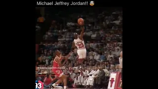 MJ palming the ball in MID AIR 🤯