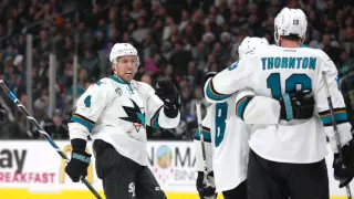 Joe Pavelski scores 2 quick power-play goals in 3rd period to help Sharks beat Kings 5-3