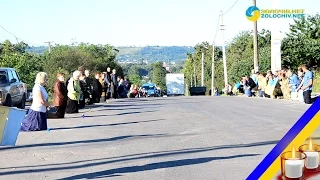 У Золочеві люди на колінах зустрічали полеглого воїна Олександра Швеця