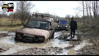 offroad Ленд Ровер Дискавери тащит  два Субару через ручей. УАЗ Патриот оба вязнут в болоте