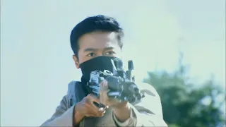 日軍架炮轟炸，偽軍隊長掃射殺敵，掩護八路撤退