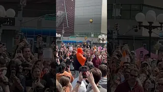 Crowds of people gather in NYC to watch masked man eat entire jar of cheeseballs #Shorts