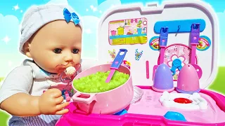 Cuciniamo la pappa per la bambola Annabelle. Giochi di cucina in estate per i bambini piccoli