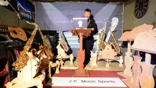 Tombe la neige - saxophone player  Mr jang