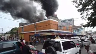 Ver Vídeo : Fuego En Yadira Muebles De Gurabito Esquina Calle Padre Billini (Parte1).