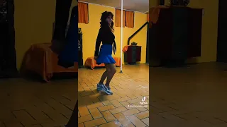 prova ballare la bachata domenicana ...fai piccoli passetti..e segui il ritmo....🤣😊😉👏💃