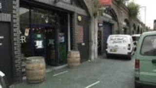 Pub-on-wheels brings beer to London's lockdown homes ++REPLAY++