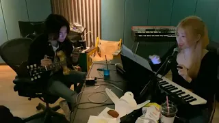 Blackpink's Rosé teaching and singing Somebody Else by 1975 (Acoustic Cover)