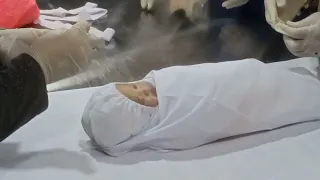 Baby Uqayla dipakaikan dengan pakaian putih bersih dan juga wangian sebelum pulang ke syurga!