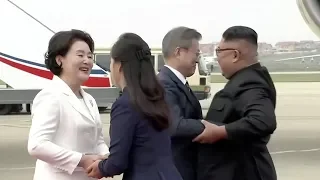 Kim Jong Un welcomes Moon Jae-in at Pyongyang airport