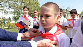 Пионерский  сбор дружины имени Михаила Пекшева и приём в пионеры в Приморской средней школе