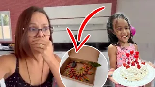 ALGO bizarro aconteceu ENQUANTO a LARA fazia o bolo de ANIVERSÁRIO- Lara e família