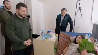 Зеленський відвідав у лікарні родину, яка потрапила під обстріл