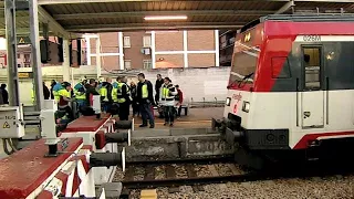 Treno in stazione non frena: schianto sulla barriera, feriti