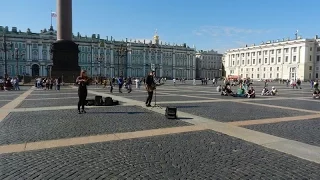 Виктора Цоя исполняют на Дворцовой площади Санкт-Петербурга