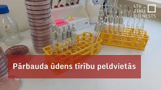 Pārbauda ūdens tīrību peldvietās